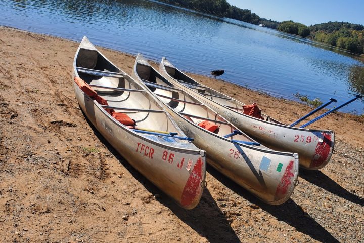a boat sitting on top of a sandy beach